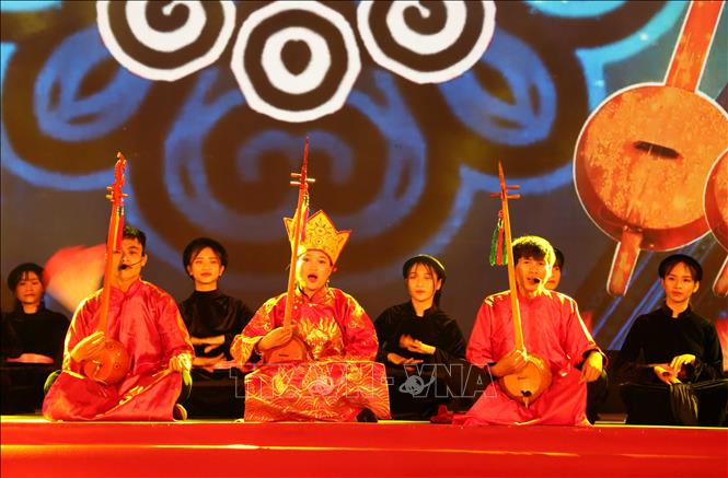 Biểu diễn hát Then, đàn Tính của đồng bào dân tộc Tày huyện Na Hang, tỉnh Tuyên Quang. Ảnh: Quang Đán – TTXVN