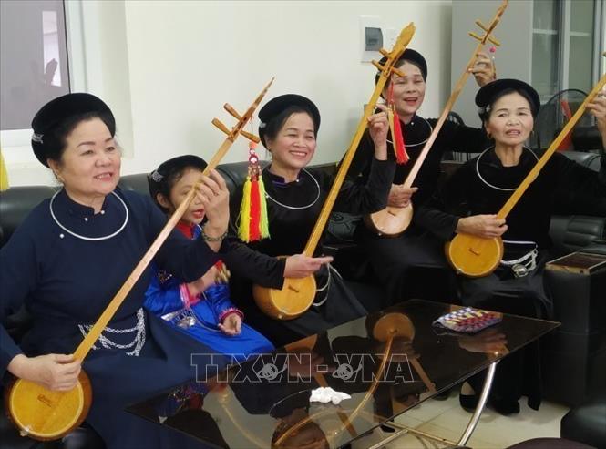 Nghệ sỹ ưu tú Hoàng Kim Tuế (ngoài cùng bên trái) luôn miệt mài đem hết tâm hồn, trí tuệ và tình yêu với nghệ thuật hát Then, đàn Tính truyền lại cho thế hệ trẻ, góp phần bảo tồn, khôi phục và phát triển loại hình dân ca đặc sắc đã được UNESSCO công nhận là di sản văn hóa phi vật thể của nhân loại. Ảnh: TTXVN phát