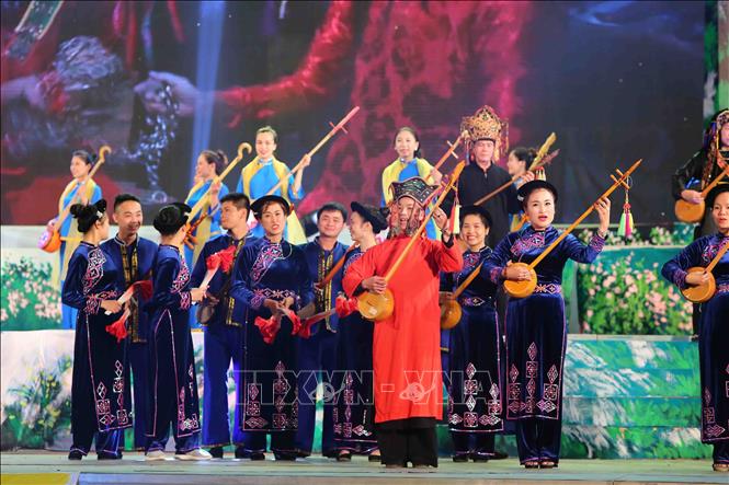 Các nghệ nhân biểu diễn nghệ thuật hát Then – đàn Tính. Ảnh: Thành Đạt - TTXVN