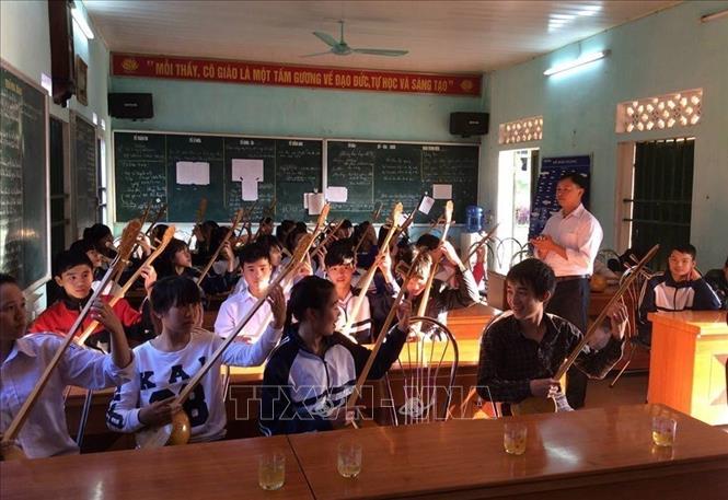 Học sinh Trường THPT Lương Văn Tri, huyện Văn Quan (Lạng Sơn) luyện đàn Tính. Đây là chương trình đã được đưa vào trường học trong nhiều năm qua. Ảnh: Ngọc Tùng –TTXVN