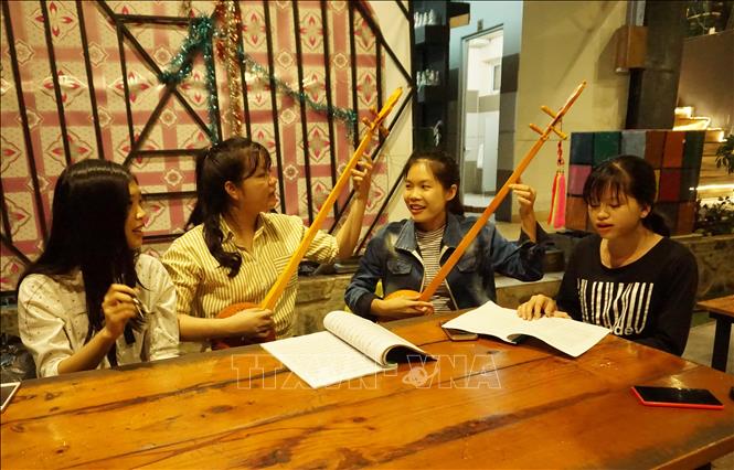 Buổi tập luyện của các bạn sinh viên Câu lạc bộ hát Then, đàn Tính (Nhà văn hóa Sinh viên Thành phố Hồ Chí Minh). Hát Then, đàn Tính đã góp thêm một sắc màu văn hóa truyền thống đặc trưng của dân tộc Tày, Nùng, Thái ở các tỉnh miền núi phía Bắc vào bức tranh văn hóa đa dạng màu sắc của các dân tộc đang sinh sống tại thành phố mang tên Bác. Ảnh: Thu Hoài-TTXVN
