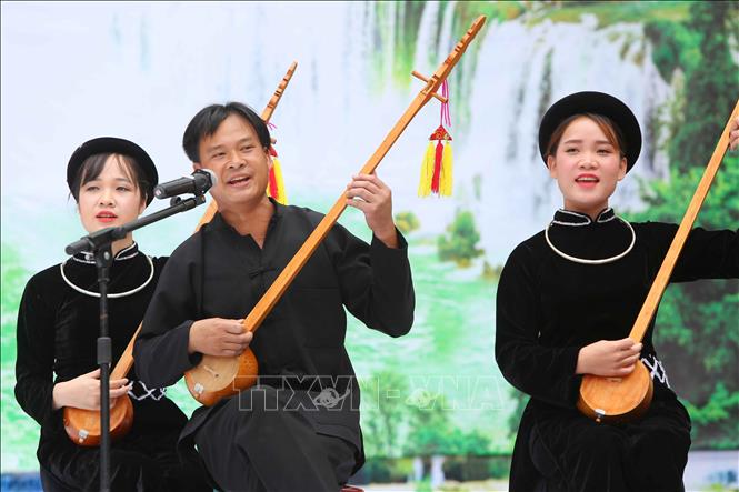 Biểu diễn nghệ thuật hát Then – đàn Tính. Ảnh: Thành Đạt - TTXVN