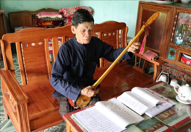 Nghệ nhân ưu tú Lưu Xuân Lai (70 tuổi) tại thôn Đồng Uẩn, xã Phúc Chu, huyện Định Hóa, tỉnh Thái Nguyên sưu tầm các bài Then cổ. Ông là người có công truyền dạy hát Then, đàn Tính cho hàng trăm học viên ở 24 xã thuộc huyện Định Hóa. Ảnh: Hoàng Nguyên – TTXVN
