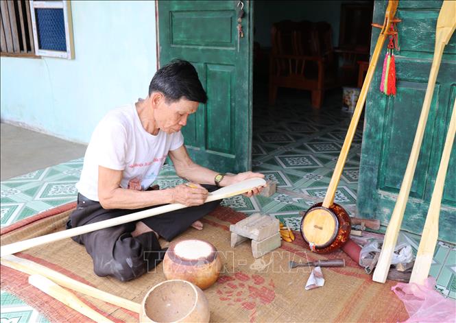 Nghệ nhân ưu tú Lưu Xuân Lai (70 tuổi) tại thôn Đồng Uẩn, xã Phúc Chu, huyện Định Hóa, tỉnh Thái Nguyên sưu tầm các bài Then cổ. Ông là người có công truyền dạy hát Then, đàn Tính cho hàng trăm học viên ở 24 xã thuộc huyện Định Hóa. Ảnh: Hoàng Nguyên – TTXVN