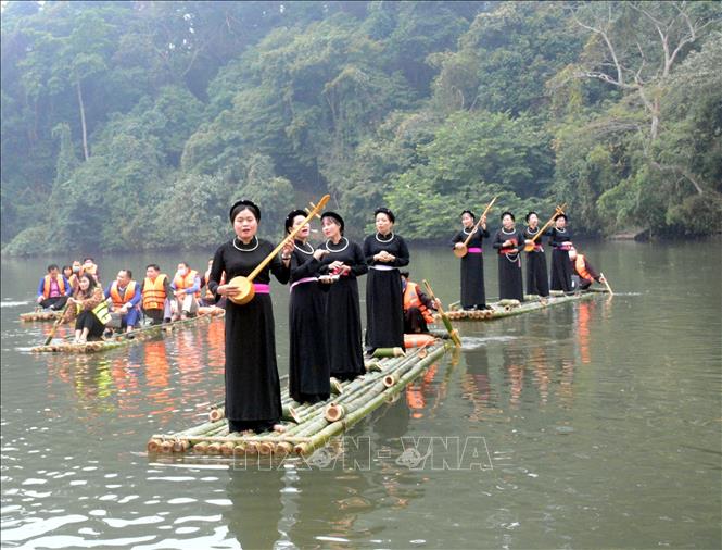 Bơi mảng, hát Then trên hồ Nà Nưa thuộc Khu di tích lịch sử Quốc gia đặc biệt Tân Trào, Tuyên Quang. Ảnh Vũ Quang – TTXVN