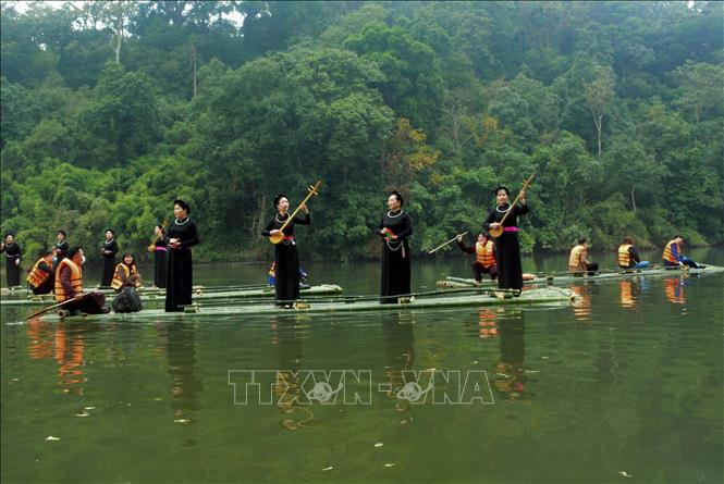 Bơi mảng, hát Then trên hồ Nà Nưa thuộc Khu di tích lịch sử Quốc gia đặc biệt Tân Trào, Tuyên Quang. Ảnh Vũ Quang – TTXVN