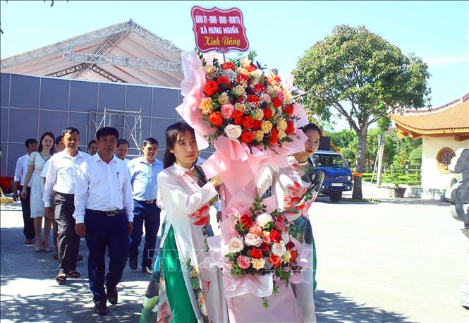 Cán bộ, đảng viên tại nhiều địa phương dâng hoa, dâng hương nhân Kỷ niệm 120 năm ngày sinh của Tổng Bí thư Lê Hồng Phong. Ảnh: Tá Chuyên - TTXVN