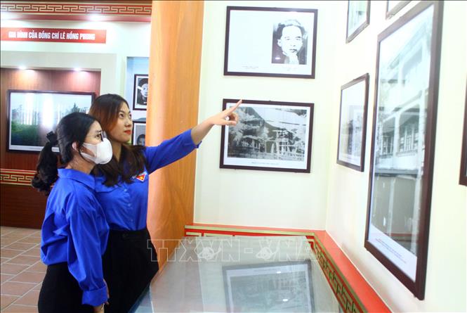 Đoàn viên thanh niên tham quan, tìm hiểu thân thế, sự nghiệp Tổng Bí thư Lê Hồng Phong tại Khu lưu niệm. Ảnh: Tá Chuyên – TTXVN
