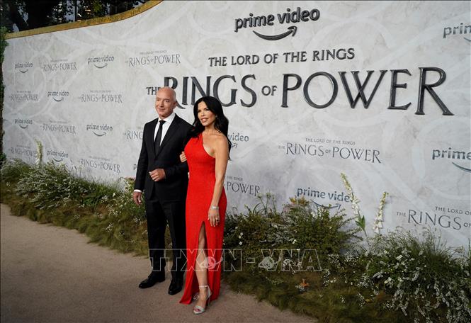 Trong ảnh: Nhà sáng lập kiêm Giám đốc điều hành Amazon Jeff Bezos (trái) dự lễ công chiếu phim 