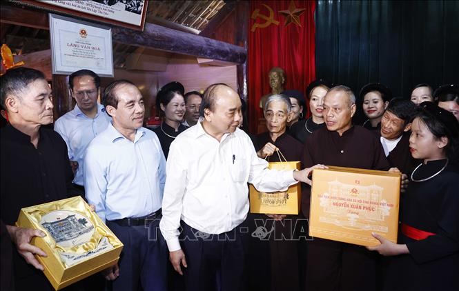 Chủ tịch nước Nguyễn Xuân Phúc đến thăm Câu lạc bộ hát Then thôn Tân Lập, xã Tân Trào, huyện Sơn Dương, tỉnh Tuyên Quang. Ảnh: Thống Nhất – TTXVN