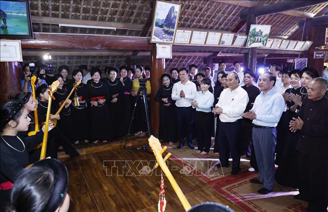 Chủ tịch nước Nguyễn Xuân Phúc thưởng thức một điệu hát Then của CLB hát Then thôn Tân Lập, xã Tân Trào, huyện Sơn Dương, tỉnh Tuyên Quang. Ảnh: Thống Nhất – TTXVN