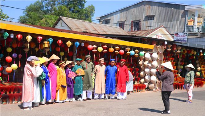 Hàng trăm du khách đến tham quan và chụp ảnh lưu niệm tại Làng hương Thủy Xuân (Thừa Thiên - Huế). Ảnh: Tường Vi - TTXVN