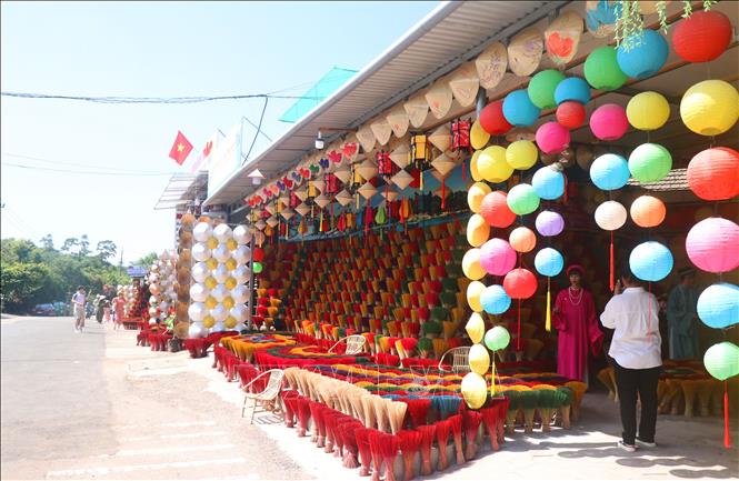 Những bó hương được sắp xếp nhiều tầng với màu sắc rực rỡ tại Làng hương Thủy Xuân (Thừa Thiên - Huế). Ảnh: Tường Vi - TTXVN.

