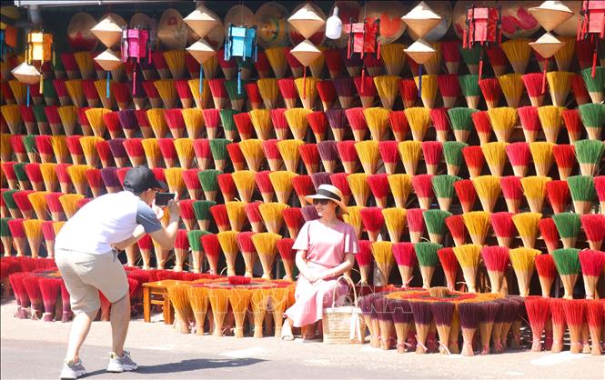 Nhiều bạn trẻ tìm về làng hương Thủy Xuân để lưu giữ cho mình những tấm hình đẹp nhất. Ảnh: Tường Vi - TTXVN
