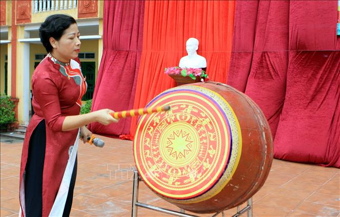 Trong ảnh: Hiệu trưởng Trường THPT Nguyễn Trãi (huyện Vũ Thư) Đào Thị Tố Hoa đánh trống khai giảng năm học mới 2022-2023. Ảnh: Thế Duyệt – TTXVN 