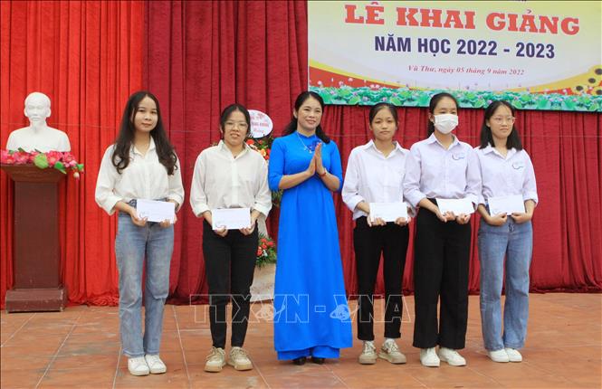 Trong ảnh: Trường THPT Nguyễn Trãi (huyện Vũ Thư) trao thưởng cho các học sinh đạt thành tích cao trong kỳ thi tốt nghiệp năm học 2021-2022. Ảnh: Thế Duyệt – TTXVN 