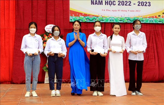 Trong ảnh: Trường THPT Nguyễn Trãi (huyện Vũ Thư) trao quà cho học sinh có hoàn cảnh khó khăn đạt thành tích cao trong học tập. Ảnh: Thế Duyệt – TTXVN 