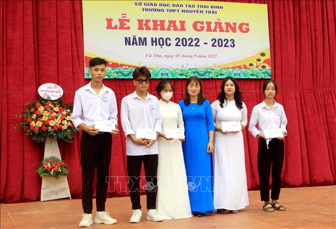 Trong ảnh: Trường THPT Nguyễn Trãi (huyện Vũ Thư, tỉnh Thái Bình) trao quà cho học sinh có hoàn cảnh khó khăn đạt thành tích cao trong học tập. Ảnh: Thế Duyệt – TTXVN 