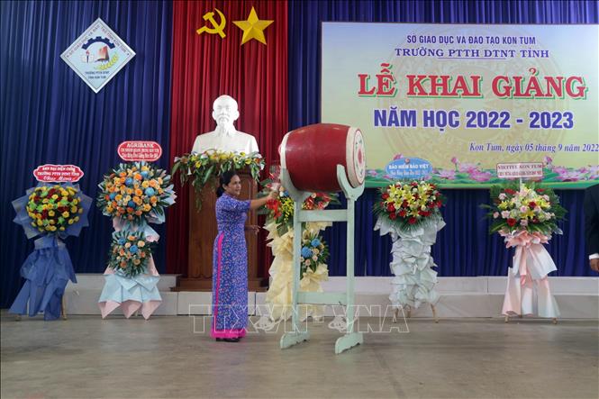 Trong ảnh: Phó Giám đốc Sở Giáo dục và Đào tạo tỉnh Kon Tum Đinh Thị Lan đánh trống Khai giảng năm học mới 2022-2023 tại Trường Phổ thông Dân tộc Nội trú tỉnh. Ảnh: Khoa Chương - TTXVN