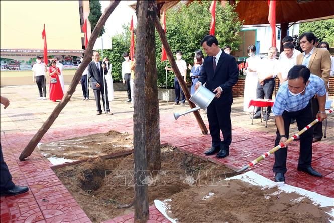 Trong ảnh: Bí thư Tỉnh ủy Kon Tum Dương Văn Trang trồng cây lưu niệm nhân Lễ Khai giảng năm học mới 2022-2023 tại Trường Trung học Phổ thông chuyên Nguyễn Tất Thành (thành phố Kon Tum). Ảnh: Khoa Chương - TTXVN