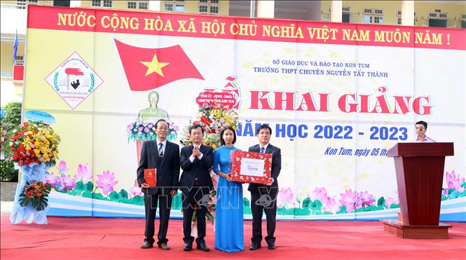 Trong ảnh: Bí thư Tỉnh ủy Kon Tum Dương Văn Trang trao quà và tặng Quỹ học bổng trị giá 10 triệu đồng cho Trường Trung học Phổ thông chuyên Nguyễn Tất Thành (thành phố Kon Tum) nhân Lễ Khai giảng năm học mới 2022-2023. Ảnh: Khoa Chương - TTXVN
