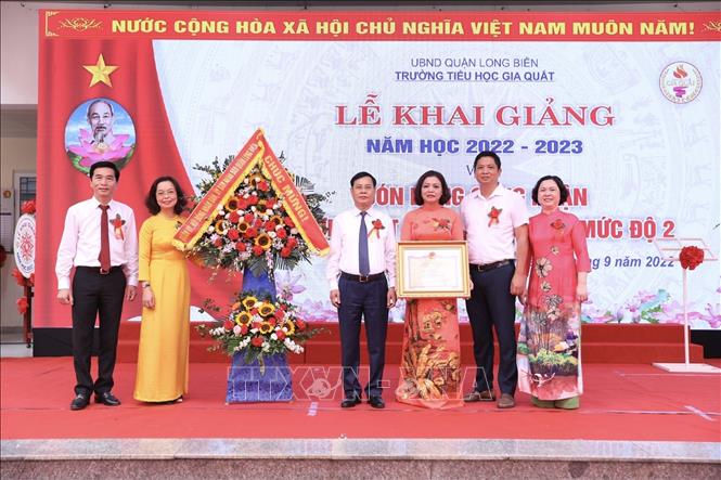 Ông Ngô Mạnh Điềm, Phó bí thư Quận uỷ Long Biên trao Bằng công nhận Trường đạt chuẩn Quốc gia mức độ 2 cho trường Tiểu học Gia Quất. Ảnh: Minh Quyết - TTXVN
