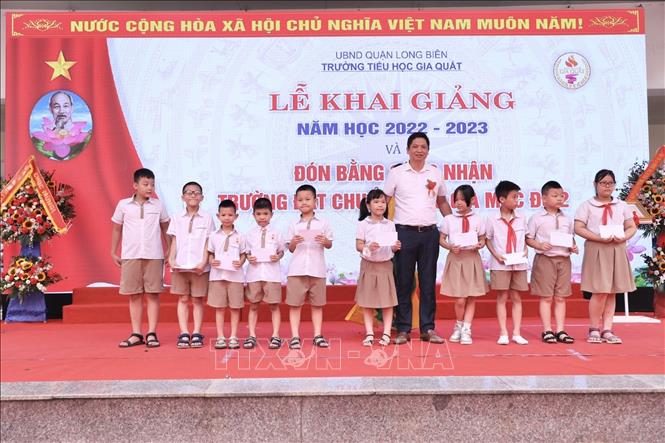 Trao phần thưởng cho học sinh xuất sắc trường Tiểu học Gia Quất. Ảnh: Minh Quyết - TTXVN