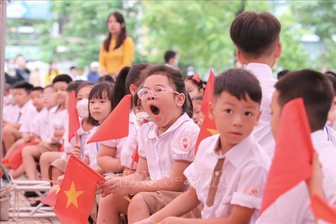 Học sinh lớp 1 trường Tiểu học Gia Quất (Long Biên) trong ngày khai giảng. Ảnh: Minh Quyết - TTXVN