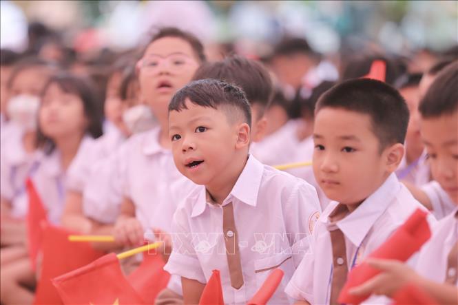 Học sinh lớp 1 trường Tiểu học Gia Quất (Long Biên) trong ngày khai giảng. Ảnh: Minh Quyết - TTXVN