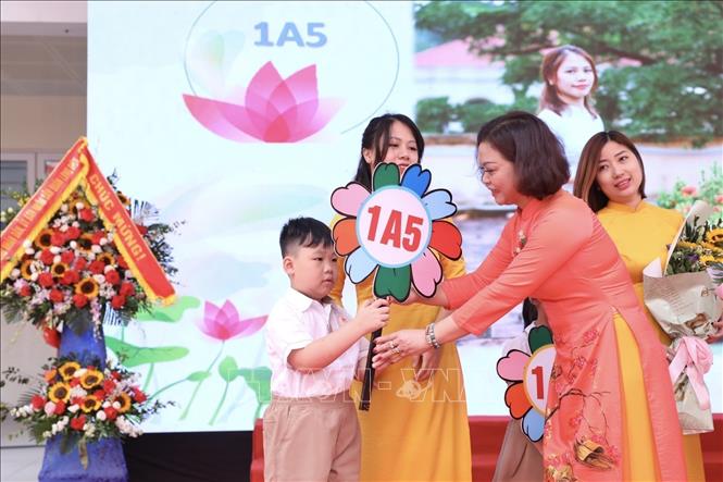 Hiệu trưởng trường Tiểu học Gia Quất Nguyễn Thị Phượng trao bảng lớp 1 cho đại diện lớp 1 của trường năm học 2022-2023. Ảnh: Minh Quyết - TTXVN