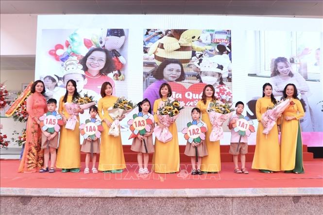 Hiệu trưởng trường Tiểu học Gia Quất Nguyễn Thị Phượng trao bảng lớp 1 cho đại diện lớp 1 của trường năm học 2022-2023. Ảnh: Minh Quyết - TTXVN
