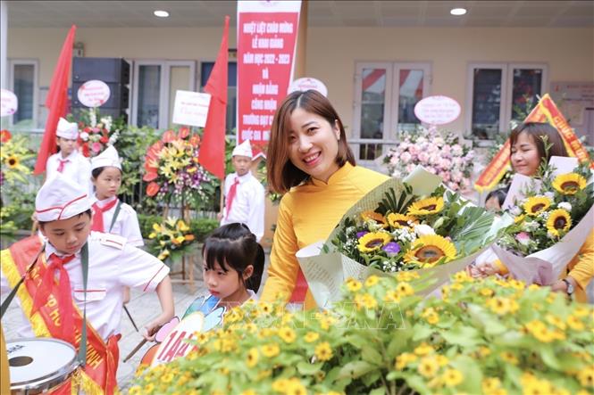 Cô giáo đón học sinh lớp 1 về lớp trong ngày khai giảng năm học mới 2022-2023. Ảnh: Minh Quyết - TTXVN
