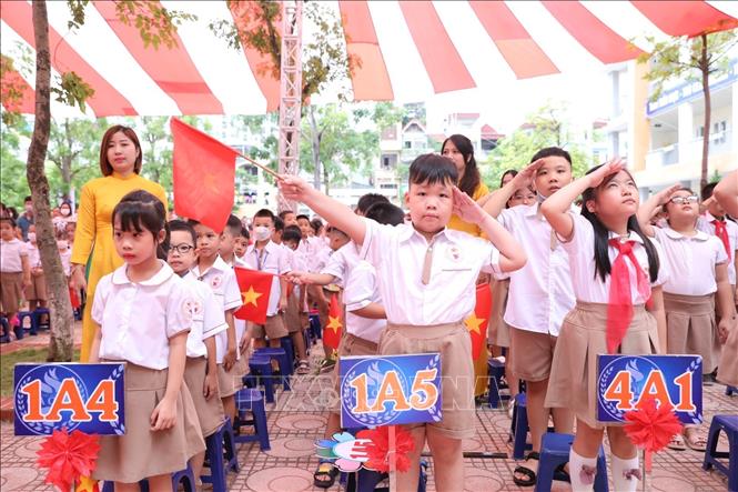 Học sinh dự lễ chào cờ trong ngày khai giảng năm học mới 2022-2023. Ảnh: Minh Quyết - TTXVN
