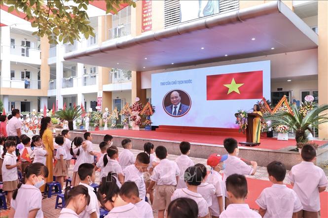 Đại diện Nhà trường đọc thư của Chủ tịch nước nhân ngày khai giảng năm học mới 2022-2023. Ảnh: Minh Quyết - TTXVN