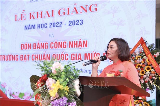 Hiểu trưởng trường Tiểu học Gia Quất Nguyễn Thị Phượng phát biểu tại lễ khai giảng. Ảnh: Minh Quyết - TTXVN