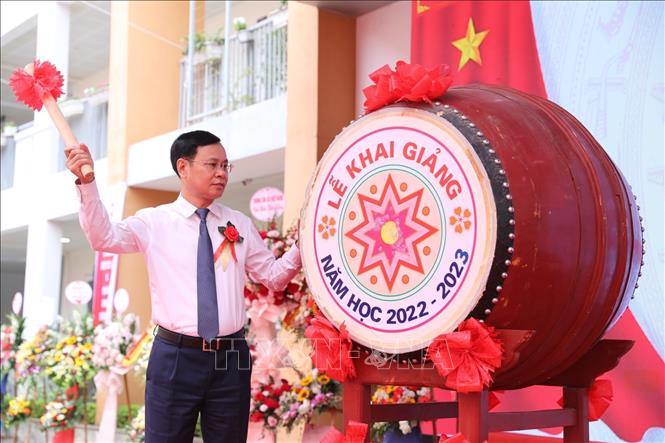 Ông Ngô Mạnh Điềm, Phó bí thư Quận uỷ Long Biên đánh trống khai giảng năm học mới 2022-2023. Ảnh: Minh Quyết - TTXVN