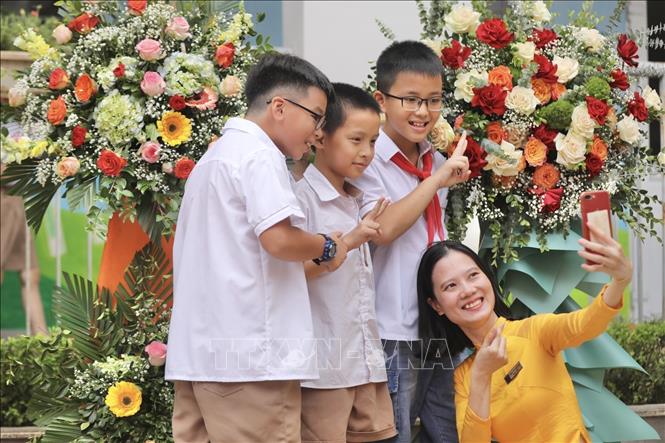 Cô và trò trường Tiểu học Gia Quất vui mừng trong ngày khai giảng năm học mới. Ảnh: Minh Quyết - TTXVN