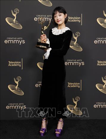 Trong ảnh: Nữ diễn viên Hàn Quốc Lee Yoo Mi nhận giải thưởng Emmy tại Los Angeles (Mỹ) ngày 4/9/2022. Ảnh: AFP/TTXVN