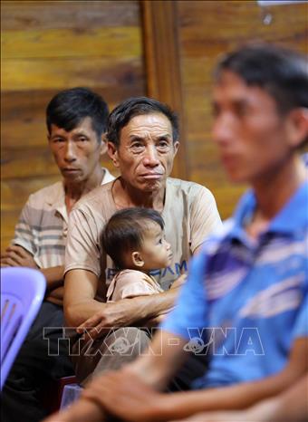 Các thế hệ người Mông tại Huổi Luông cùng ngồi bên nhau tại những buổi sinh hoạt tôn giáo. Ảnh: Nhật Anh – TTXVN