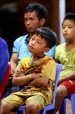 Thế hệ người Mông tại Huổi Luông tham gia các buổi sinh hoạt tôn giáo. Ảnh: Nhật Anh – TTXVN