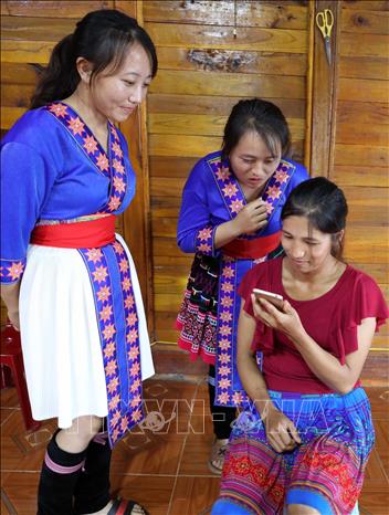 Những buổi sinh hoạt chung, các tín đồ đạo Thánh Tin lành không chỉ được nghe giảng kinh, hát Thánh ca, cầu nguyện mà còn chia sẻ trao đổi những việc khác trong bản. Ảnh: Nhật Anh – TTXVN