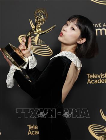 Trong ảnh: Nữ diễn viên Hàn Quốc Lee Yoo Mi nhận giải thưởng Emmy tại Los Angeles (Mỹ) ngày 4/9/2022. Ảnh: AFP/TTXVN