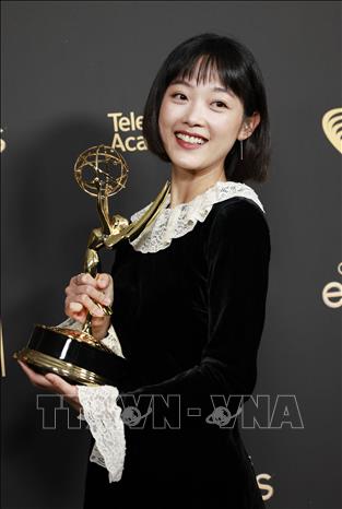 Trong ảnh: Nữ diễn viên Hàn Quốc Lee Yoo Mi nhận giải thưởng Emmy tại Los Angeles (Mỹ) ngày 4/9/2022. Ảnh: AFP/TTXVN