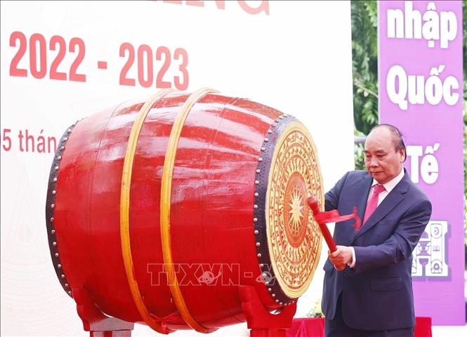 President Nguyen Xuan Phuc marks the start of the new year school at the High School for Gifted Students. VNA Photo: Thống Nhất
