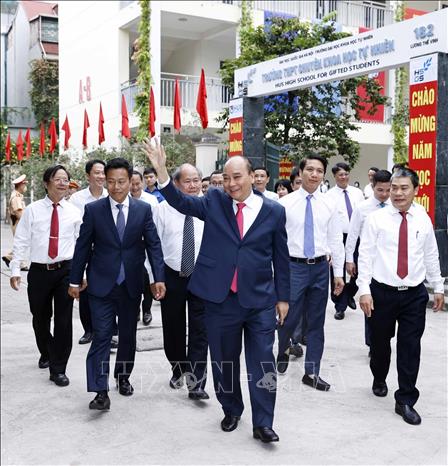 President Nguyen Xuan Phuc arrives at the High School for Gifted Students. VNA Photo: Thống Nhất