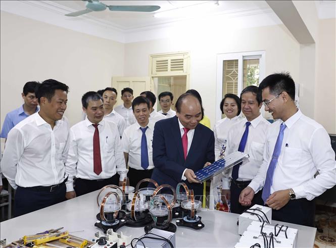 President Nguyen Xuan Phuc visits the High School for Gifted Students. VNA Photo: Thống Nhất