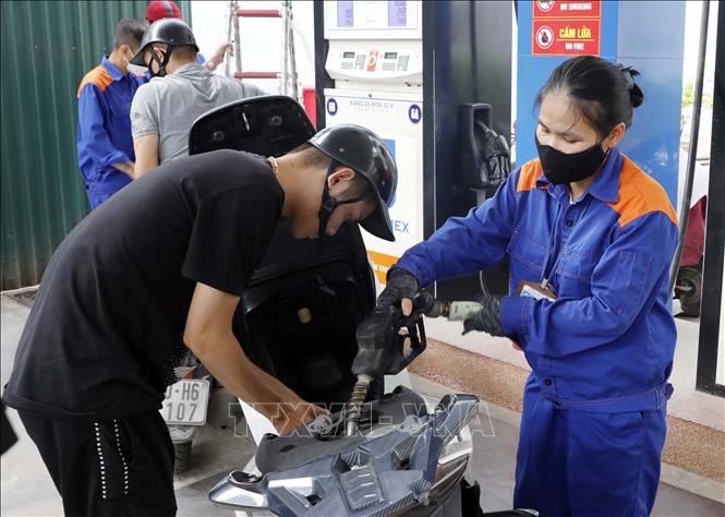 Trong ảnh: Mua bán xăng, dầu tại một cửa hàng kinh doanh xăng dầu tại Hà Nội. Ảnh: Trần Việt - TTXVN 