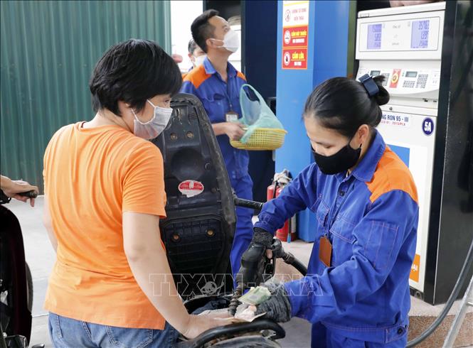 Trong ảnh: Mua bán xăng, dầu tại một cừa hàng kinh doanh xăng dầu tại Hà Nội. Ảnh: Trần Việt - TTXVN 
