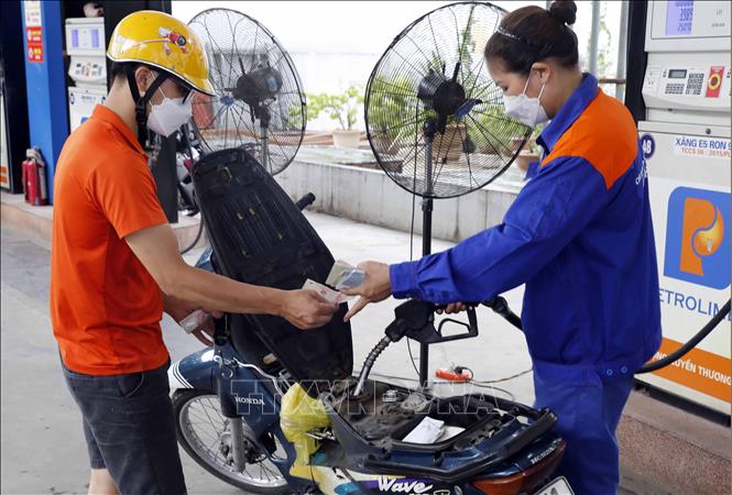 Trong ảnh: Mua bán xăng, dầu tại một cừa hàng kinh doanh xăng dầu tại Hà Nội. Ảnh: Trần Việt - TTXVN 