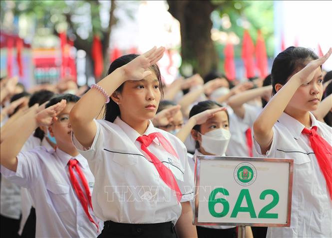 Học sinh trường THCS Ngô Sĩ Liên, quận Hoàn Kiếm (Hà Nội) chào cờ trong lễ khai giảng năm học mới 2022 - 2023. Ảnh: Thanh Tùng - TTXVN 